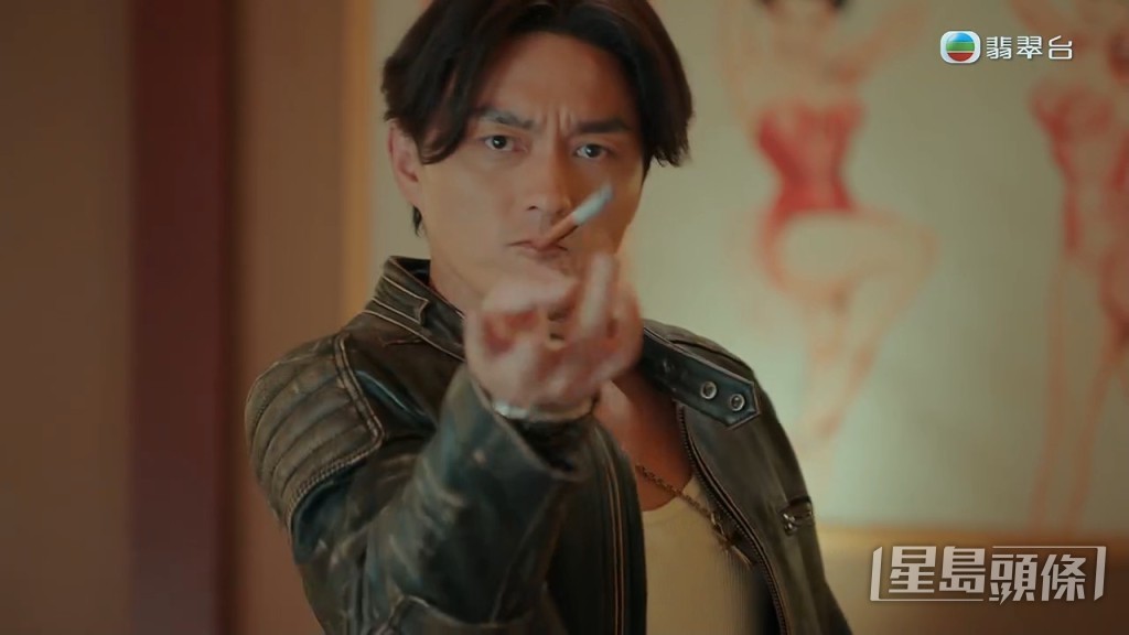 身為打手的他先向李嘉的手下彈煙頭,以一打五成功闖入房營救。