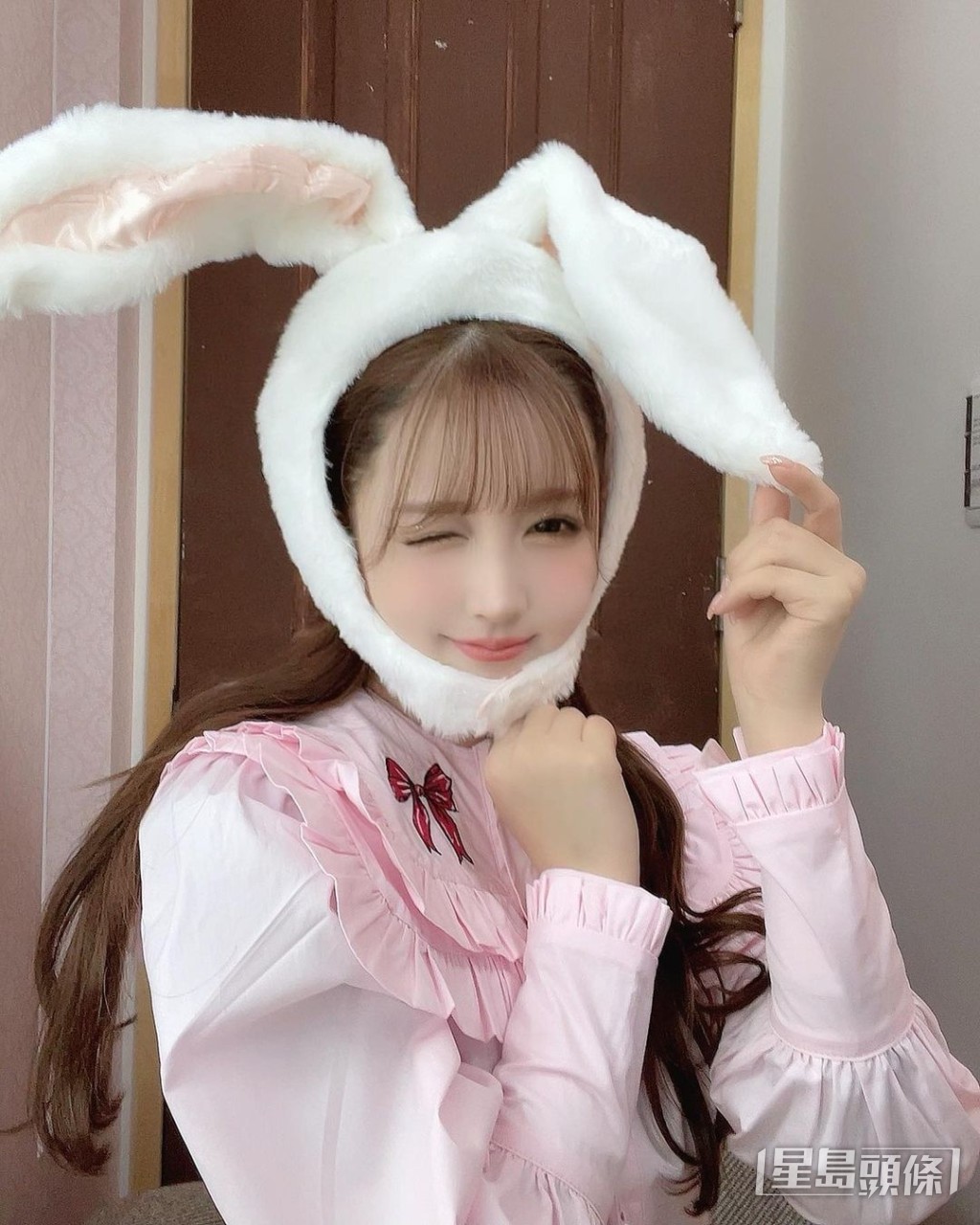 戴兔兔頭套賣萌，粉絲大讚可愛。