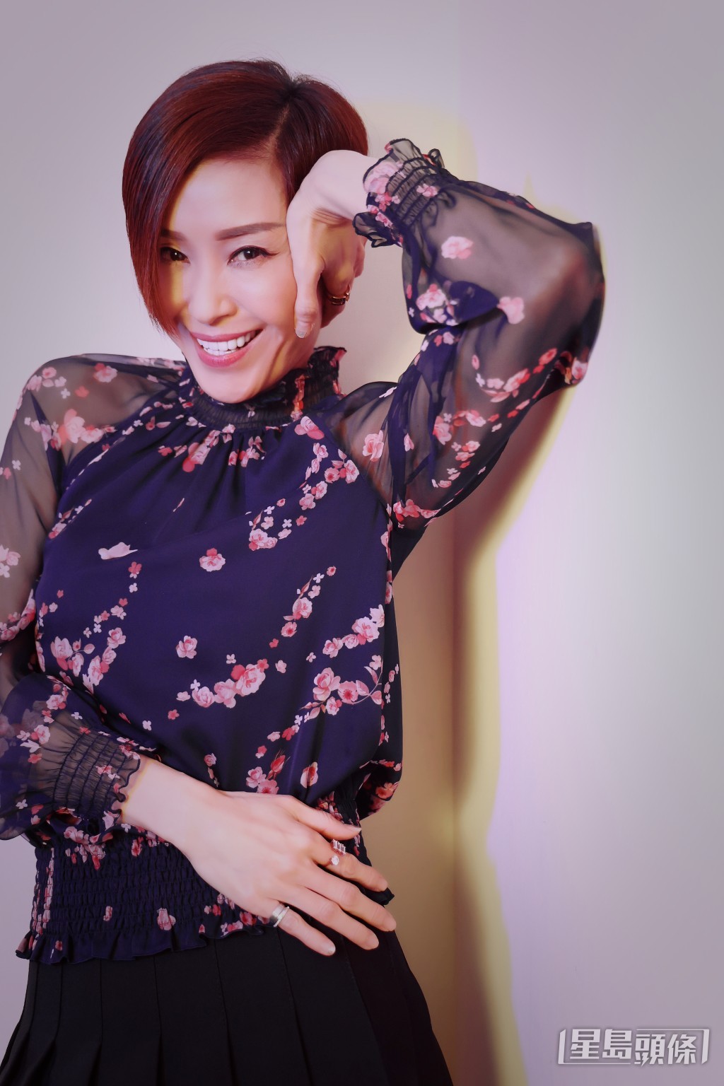 伍詠薇1990年與著名會計師翁江培結婚,但婚後13天翁江培就不幸猝死。