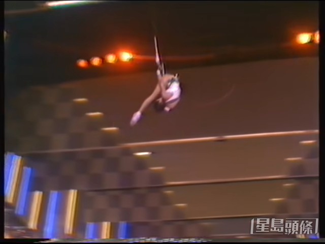 【1984年】張曼玉表演空中飛人,做出多個高難度動作,更凌空一字馬旋轉,司儀何守信都好佩服。