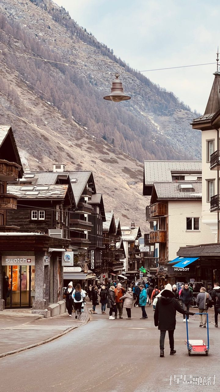 從丁子高的照片見到，兩夫婦去了瑞士滑雪勝地Zermatt。