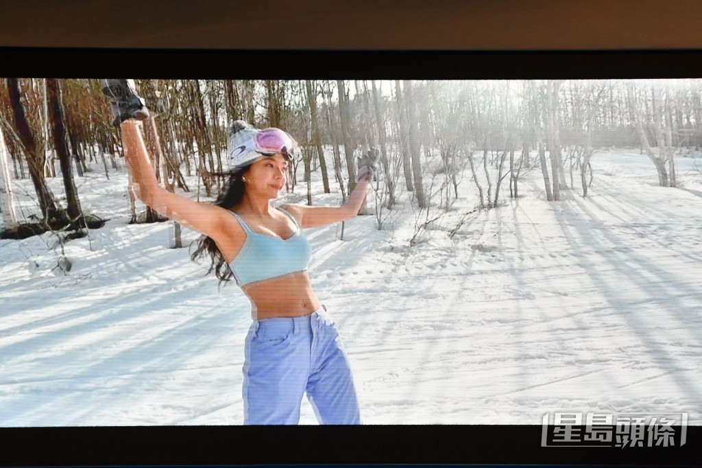 余思霆在新节目着运动bra top滑雪。