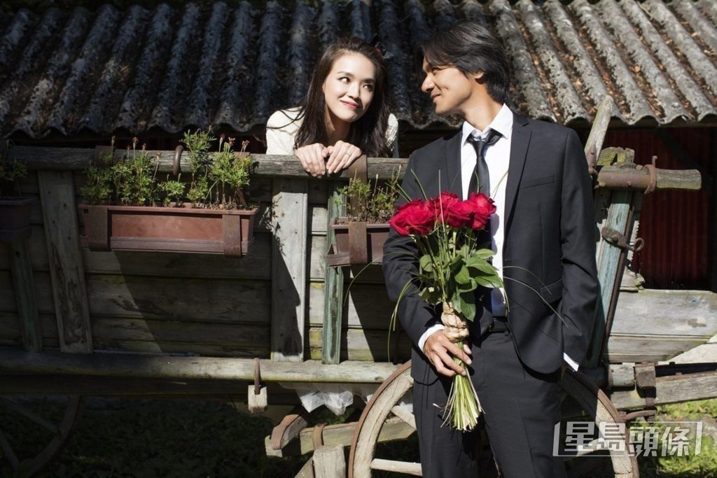 馮德倫與舒淇於1997年合作拍攝電影《美少年之戀》時相識，兩人由20年好友變成夫妻，在2016年到歐洲拍攝電影《俠盜聯盟》時，在工作期間抽一天結婚並順便拍下婚照。