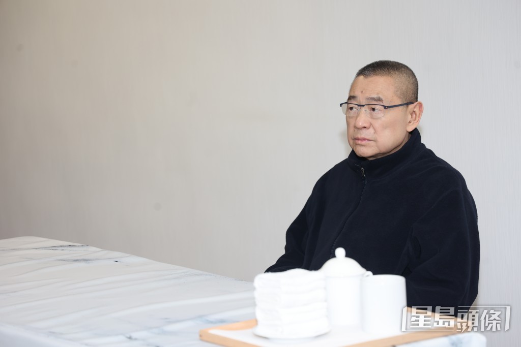 大劉又表示:「萬幾蚊電油都殺,乜人都有啦,仲有啲呀,結咗婚兩三年呀,一年都同我攞幾個鱷魚皮、鑽石手袋啦,又話我送個手袋出嚟執返劑,涼茶就可能有!如果我肯執,可能排到黑龍江呀,我依家行路都行唔到,地下有張銀紙都執唔到呀。」