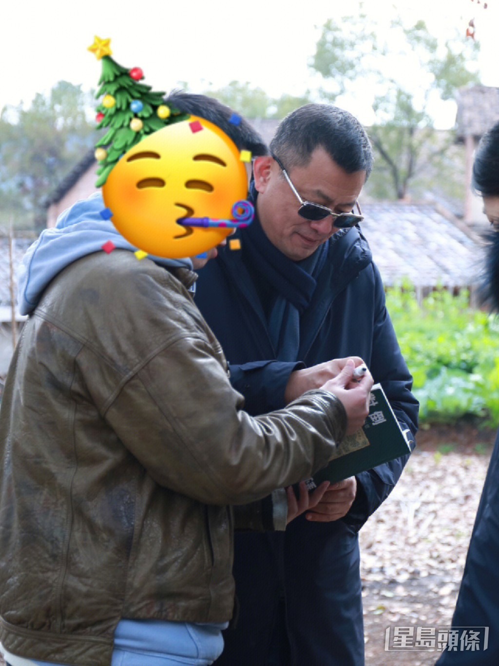 網民拿出劉以鬯的《對倒》找王家衛簽名,王家衛電影《花樣年華》創作起源就是來自《對倒》。