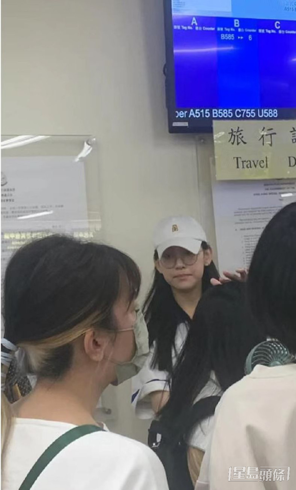炎明熹现身香港入境处，估计是换成人身份证，打扮低调朴素的她十足“小云”。