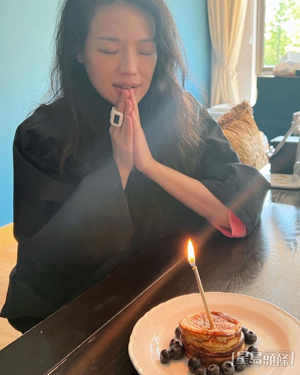 经常与好友舒淇见面，并与四月生日的她庆祝。