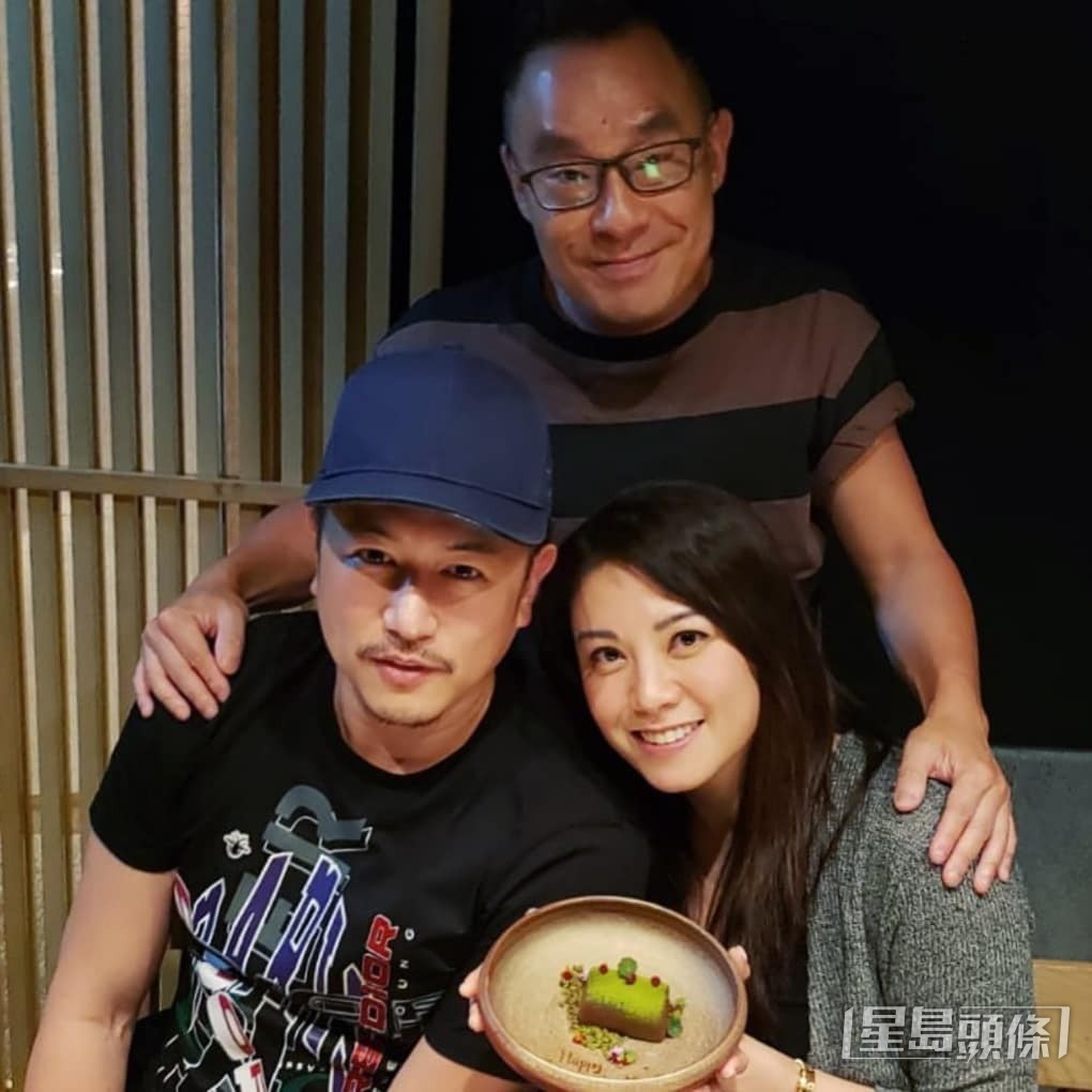 廖碧兒早前都有約《律政新人王》男主角之一的陳鍵鋒（左）見面，跟對方一直有聯絡的她趁開Live時，埋怨陳鍵鋒成日話Studying好難約。