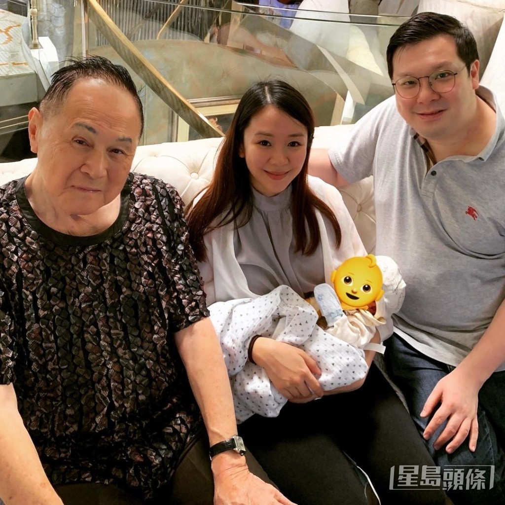 趙式浩與新聞小花廖康如2020年結婚,誕下大仔Adrian,今年再誕下細仔Rian,更貼出三代同堂合照。