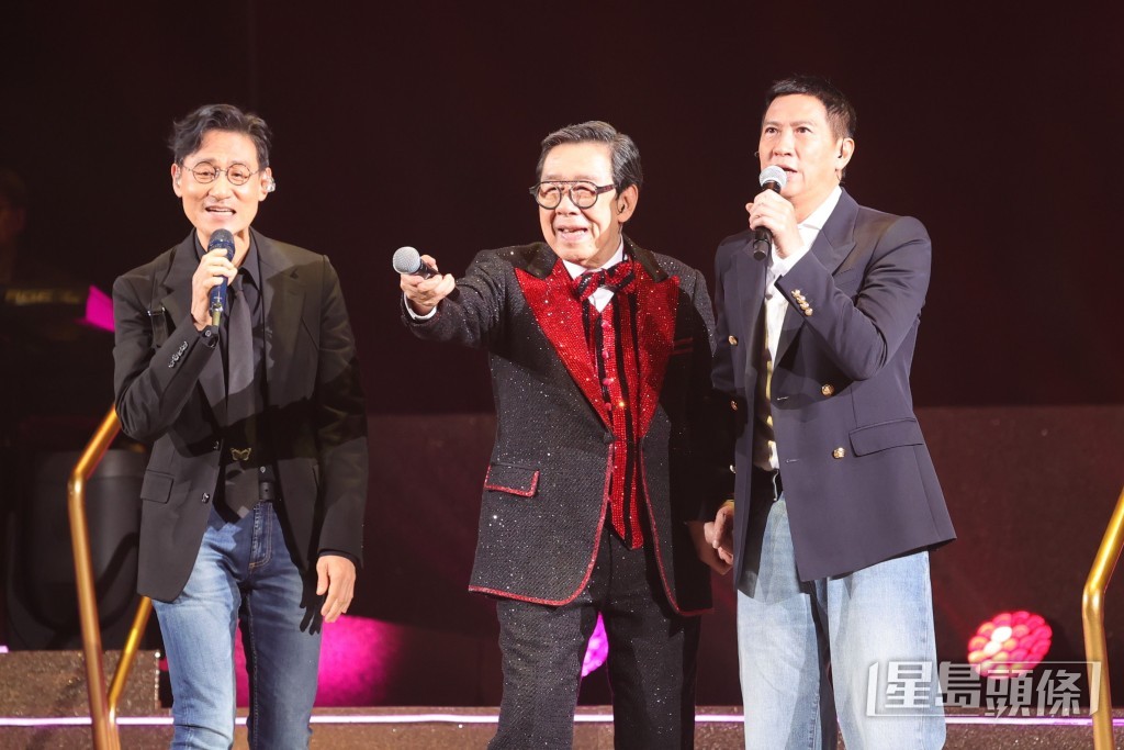 張學友、張家輝為契爺《修哥90迎金秋 無限楓騷 》演唱會演出。