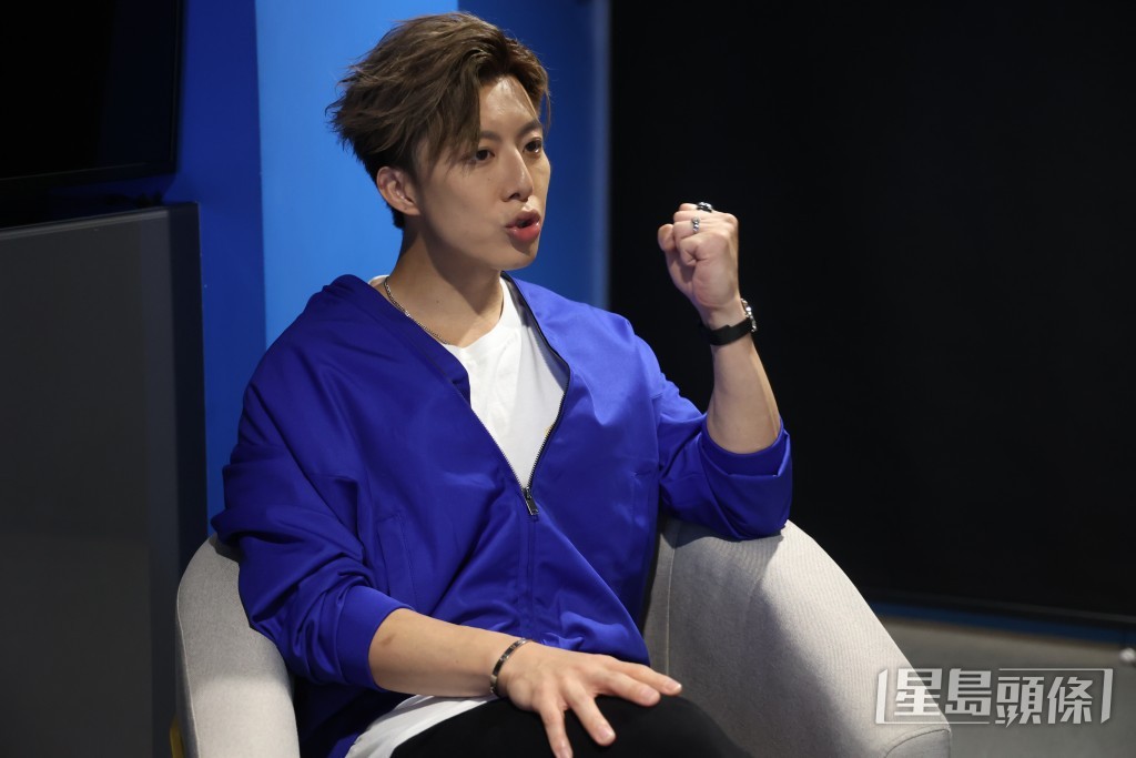 香香表情又多又得意，送个表情图集畀“孩籽”。