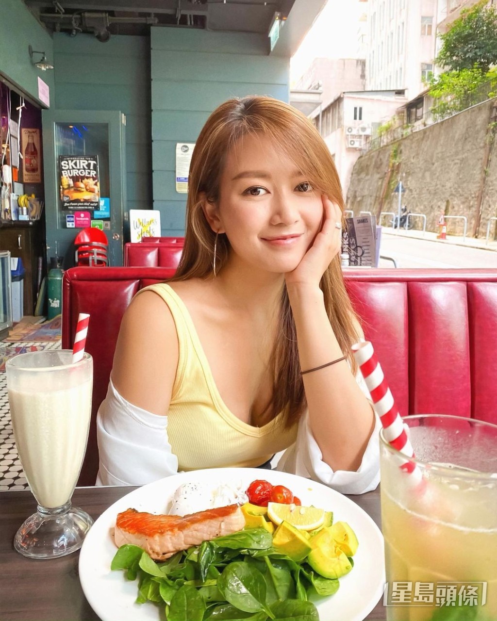 鍾晴2017年轉投TVB，同時擔任主持和演員。