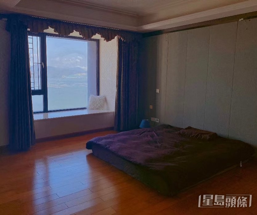 睡房只有一張牀，沒有多餘的擺設。