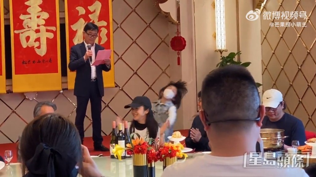 6歲囡囡Summer彈來彈去找媽媽，相當活潑。