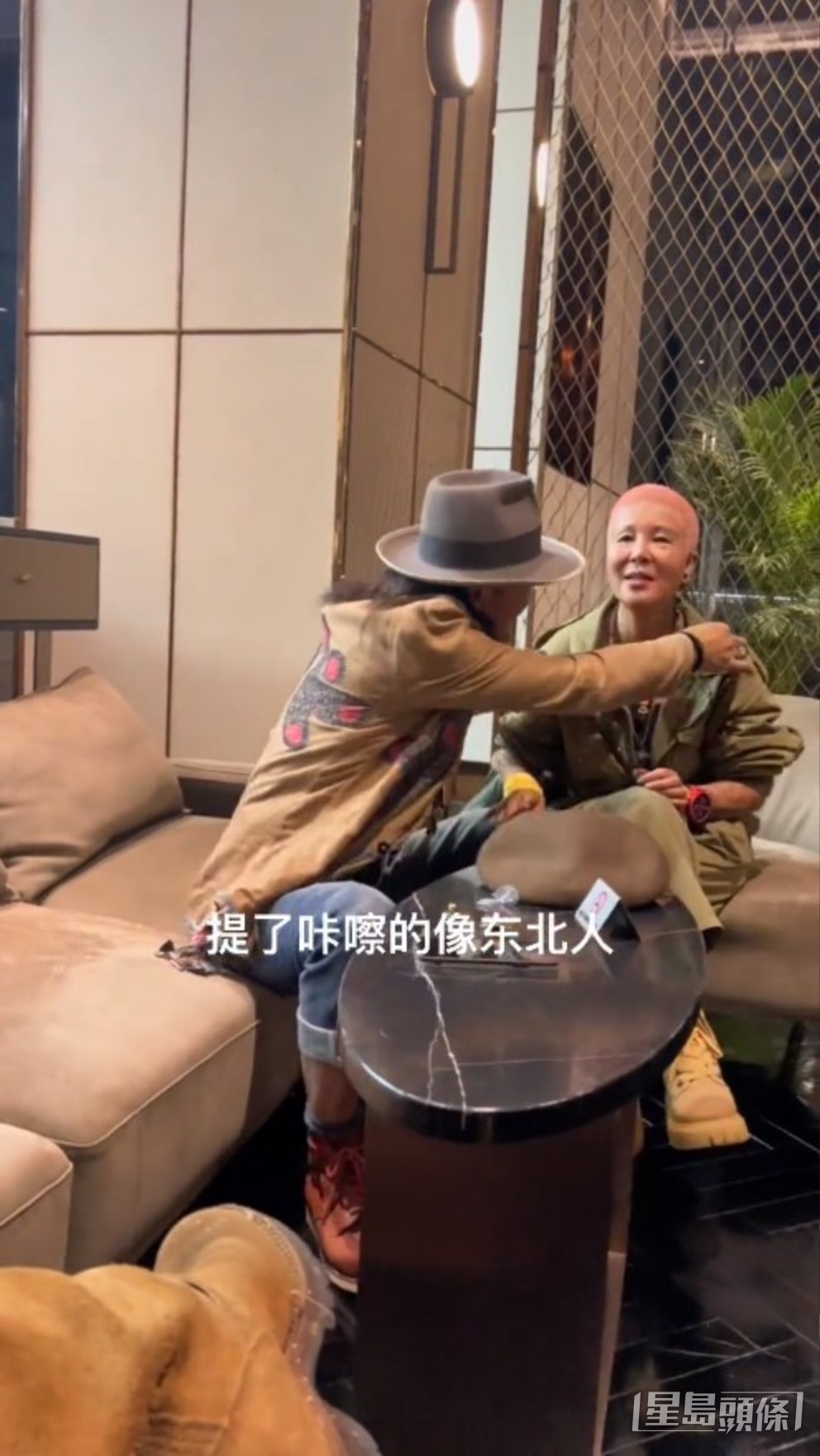 孫興親自為女方整理。