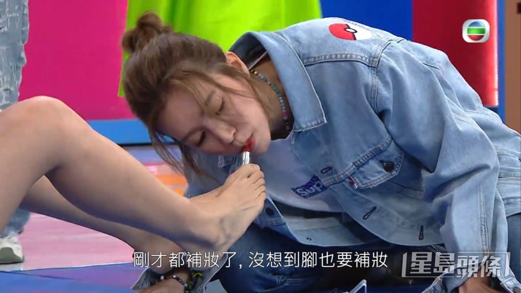傅嘉莉「搏晒命」好快手搽完口紅。