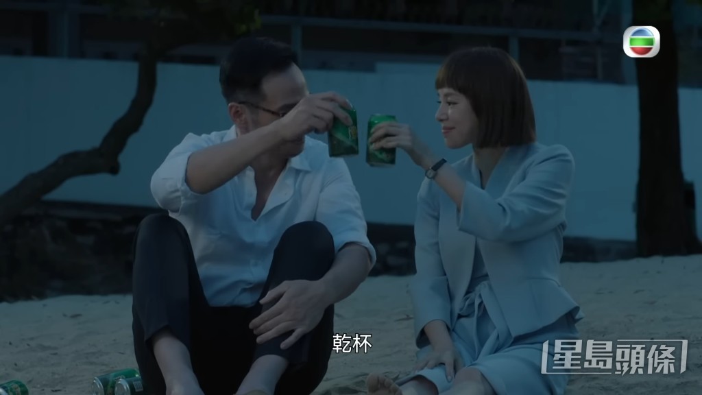 二人仲用酒精助入氣氛。