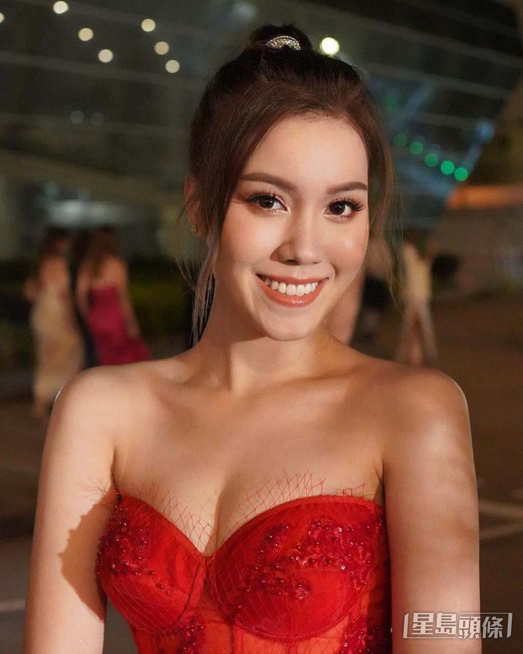 入行後,口才了得的宋宛穎曾擔任《萬千星輝賀台慶》、《萬眾同心公益金》等大型節目主持。