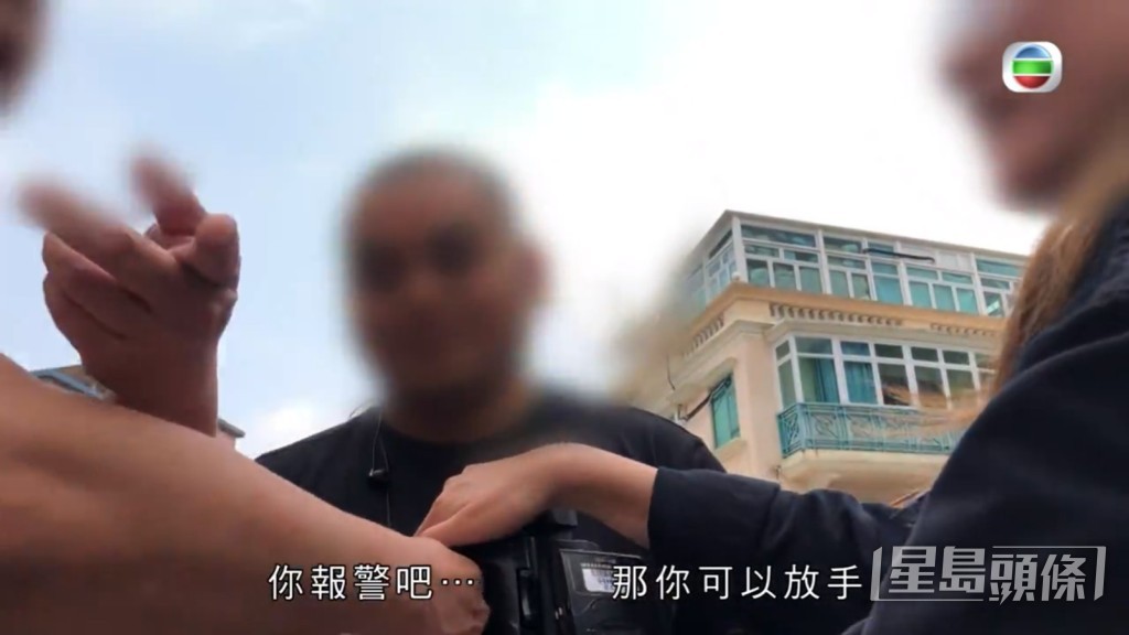 雖然面前幾位壯漢恐嚇，身為女子的李旻芳並沒有退縮，更上前一同護攝影器材，網民都大讚她非常勇敢！