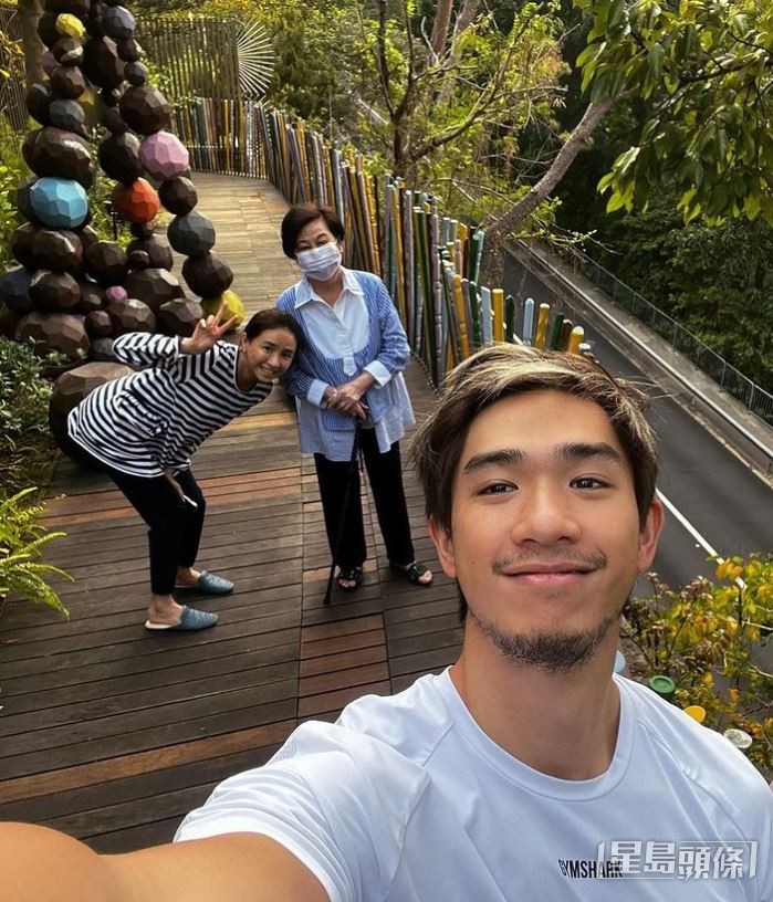 吴婉芳保养得宜，更高举V字手势。