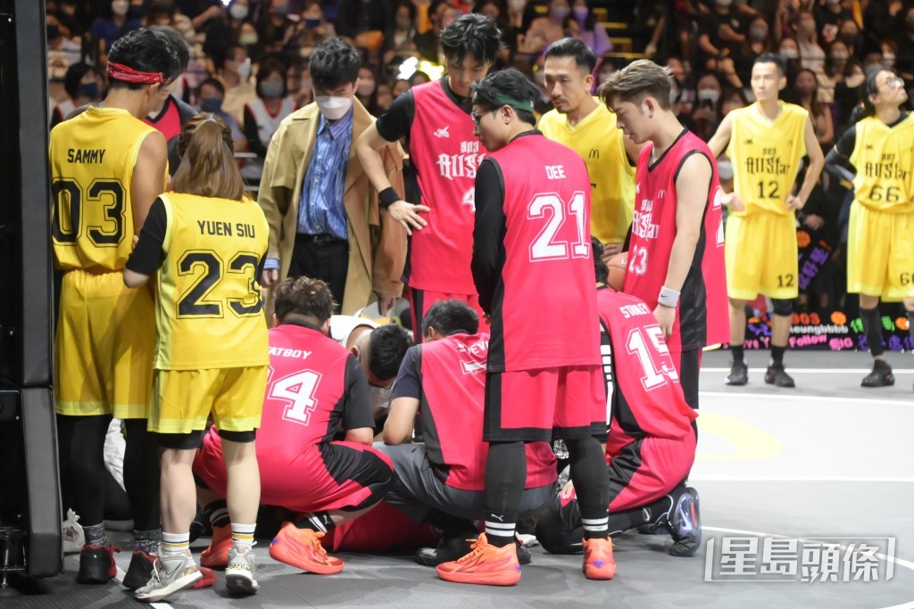 姜濤倒地痛苦抱膝。