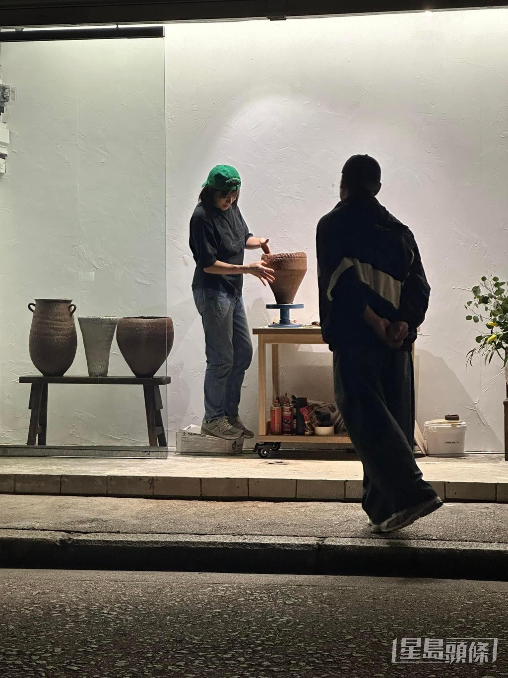 不少途人驻足观看林嘉欣制作陶器。