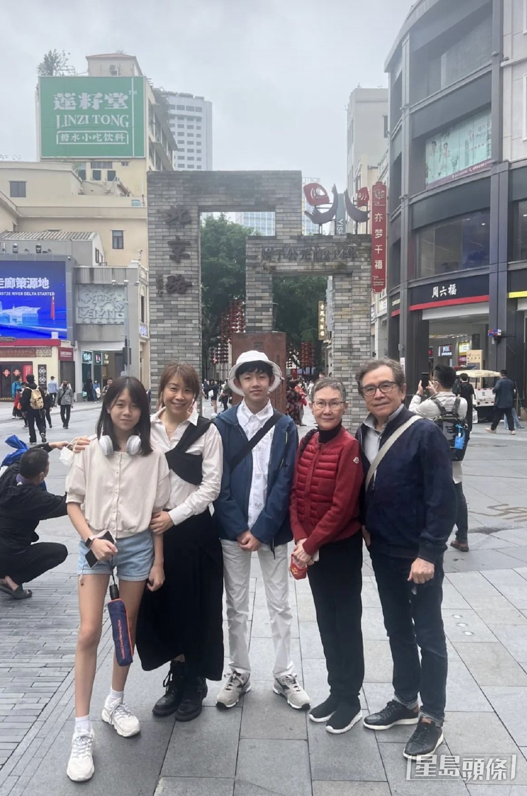 12歲囡囡的身高亦不容忽視,而且身穿牛仔熱褲的她有一雙大長腿,非常吸睛。