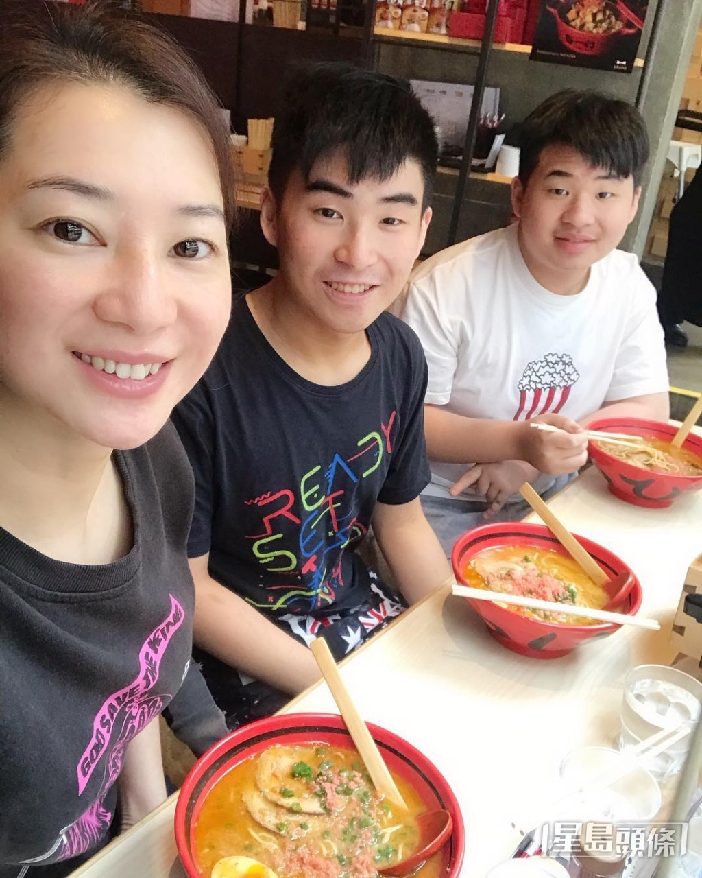 陳伶俐與前夫林敏驄的林肯及林善。