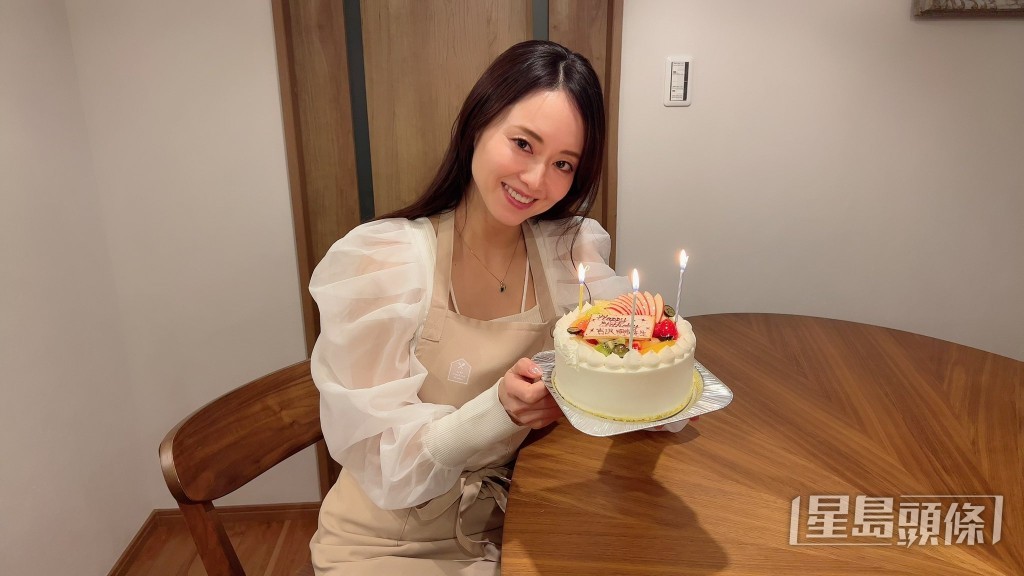 吉澤明步獲烹飪班學生慶祝39歲生日，引退3年的她增添幾分「中女」味。