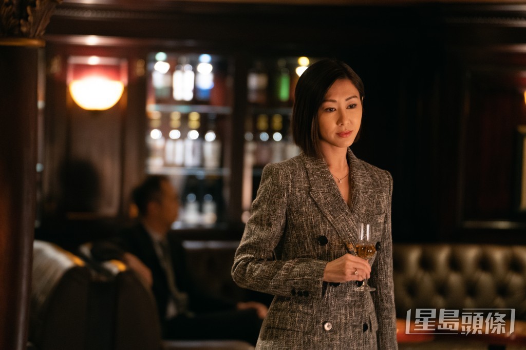 胡定欣則是氣場十足的商界女強人。