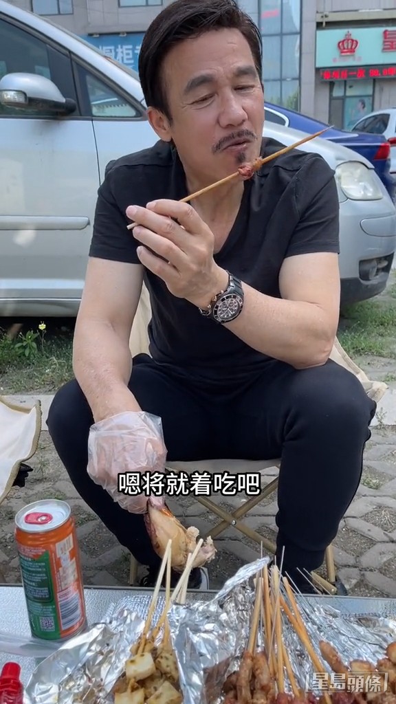 李子雄獲同行的老婆細佬買外賣，在停車場踎街邊食串燒。