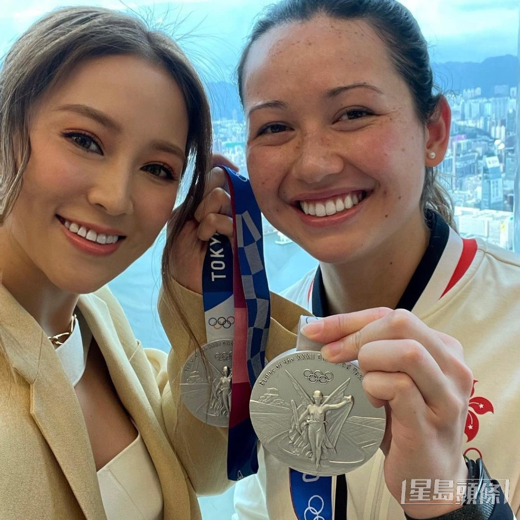 徐子淇去年與奧運冠軍何詩蓓合照。