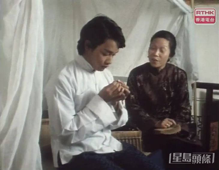 張國榮飾演1920年在省城完成初中課程回鄉的黃家二少爺景生。