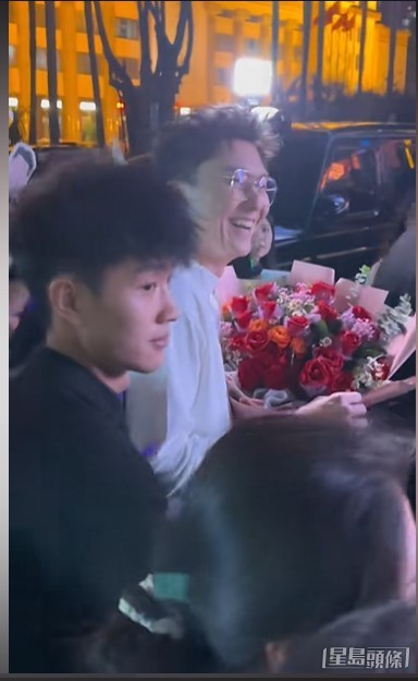 粉絲夾道歡迎。