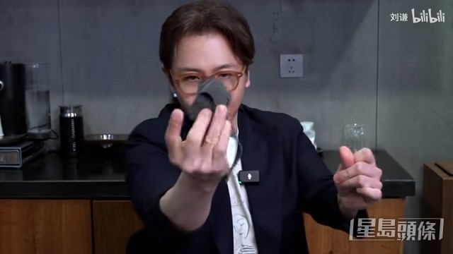 教人钱币变口罩。