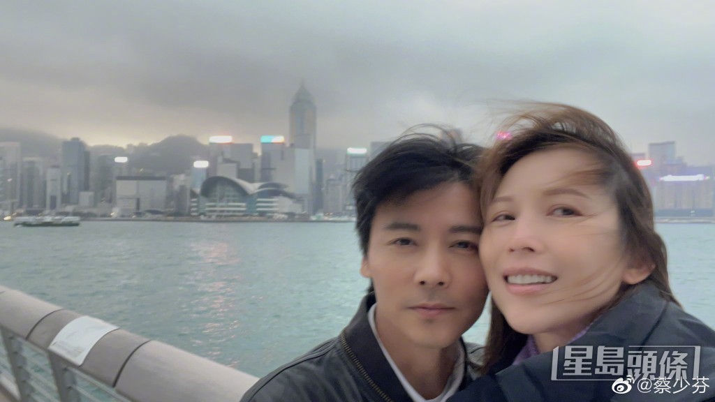 吹到頭髮好亂。