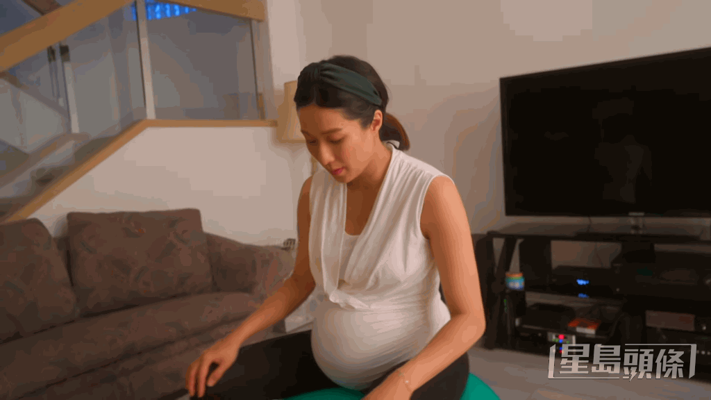 鍾嘉欣早前於YouTube公開在家生產第三胎的過程。