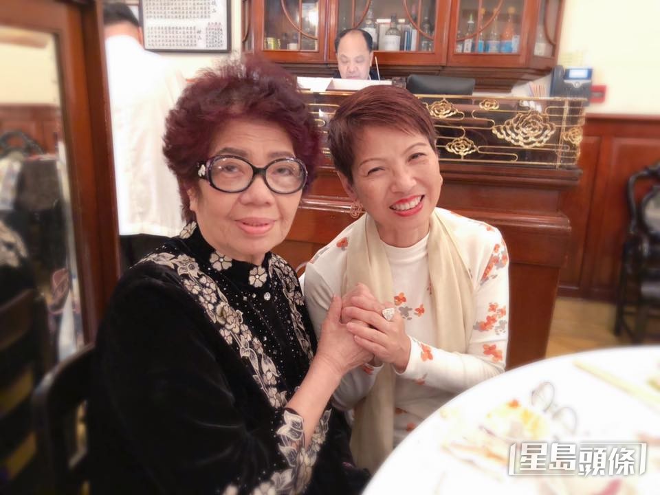 陳百強母親姚玉梅(左)近年長居內地。