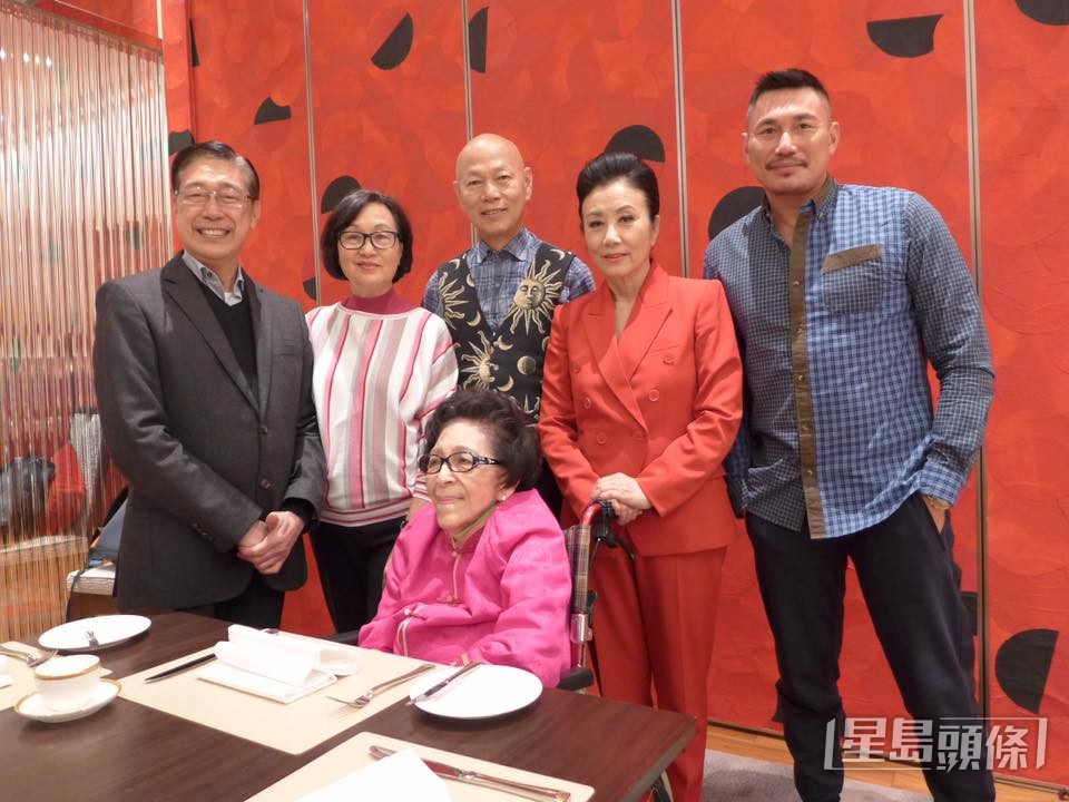 2019年，汪明荃曾於社交網貼出與何婉鴻的合照。