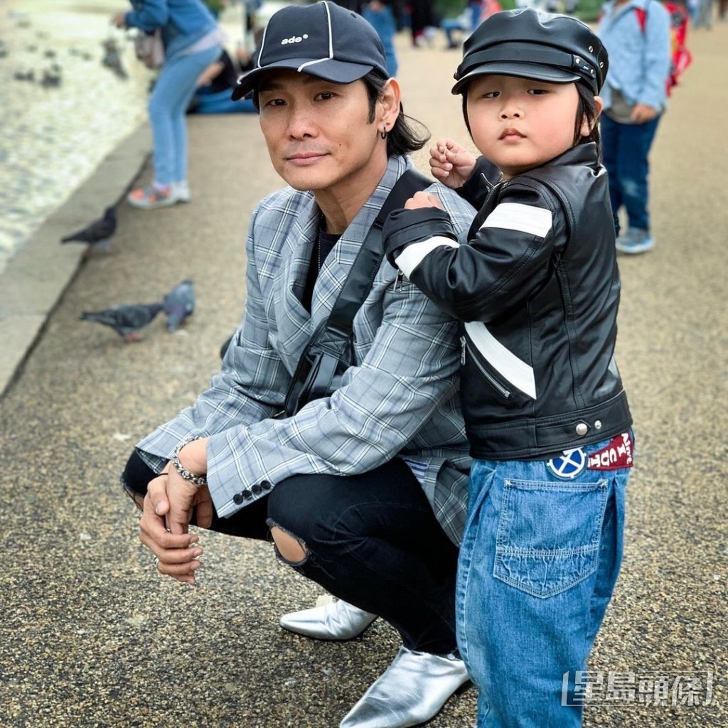 50多歲才做爸爸的杜德偉好錫囝囝。
