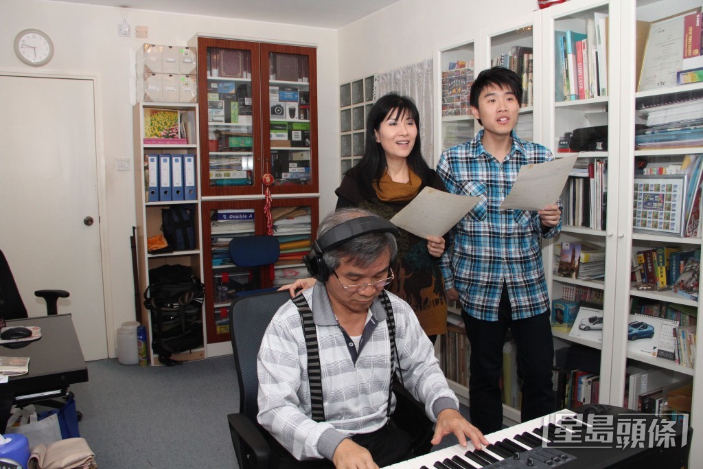 方伊琪跟音樂人老公謝永康(左)及兒子謝卓達(右)喺屋企唱歌,一家人好開心。