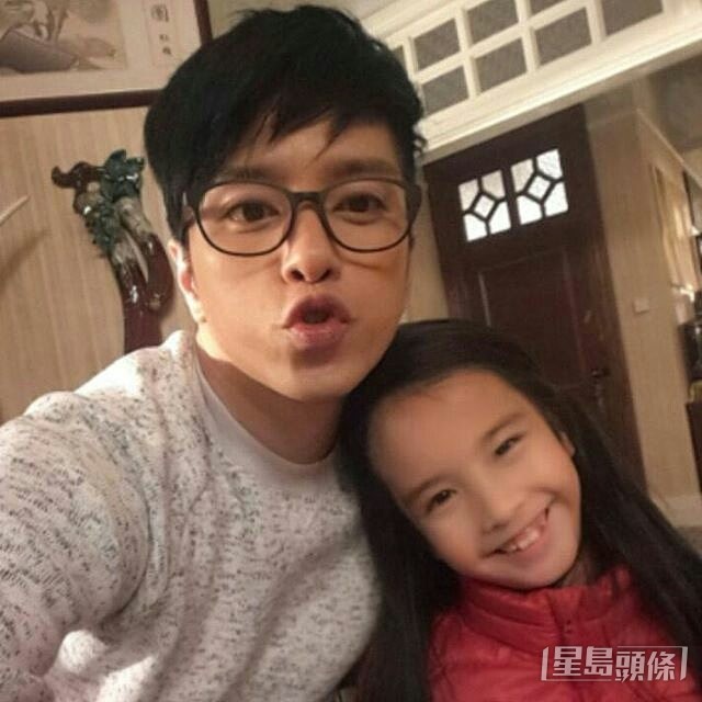 与张彦博合作拍摄《一屋老友记》时，陈偲颖只约6至7岁左右。
