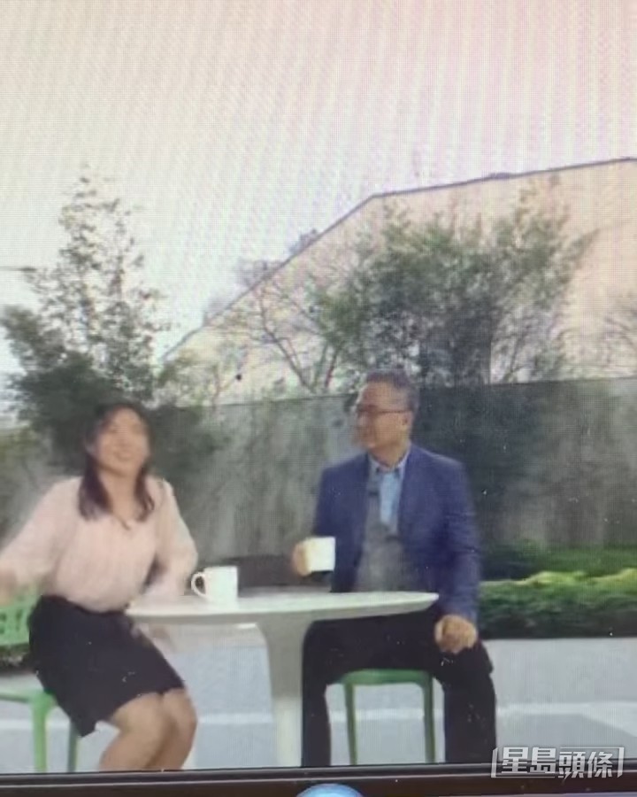 突然彈起。