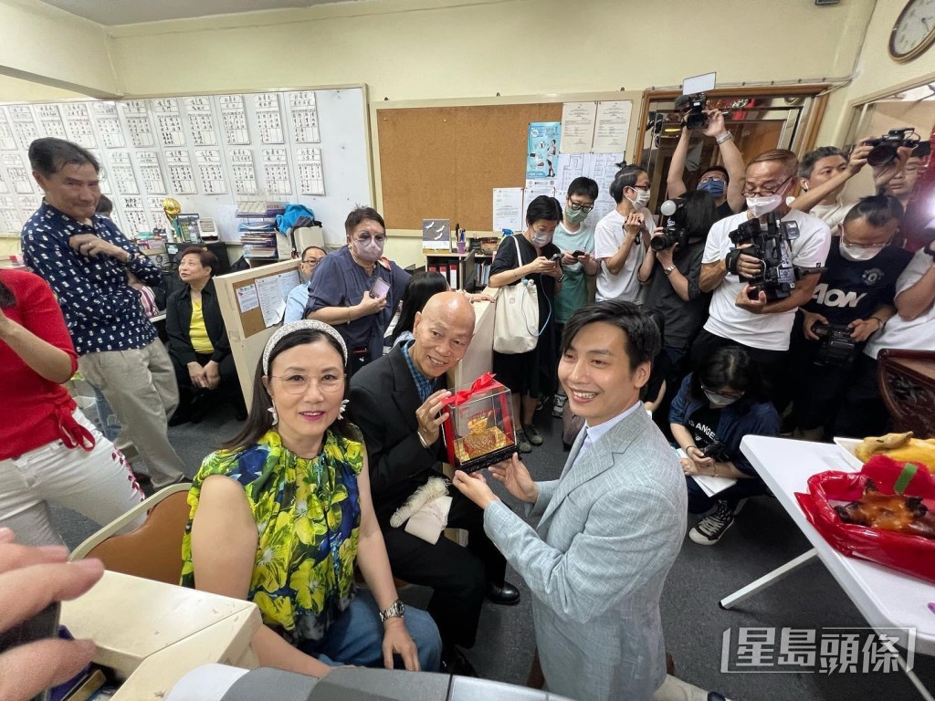 罗家英收徒，汪明荃再做师母。