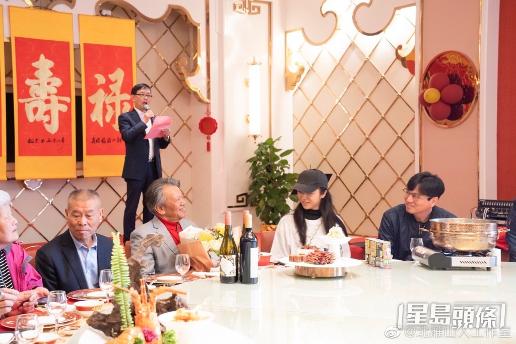 湯唯此行亦為著名畫家父親湯余銘擺80壽宴，宴請親朋好友。