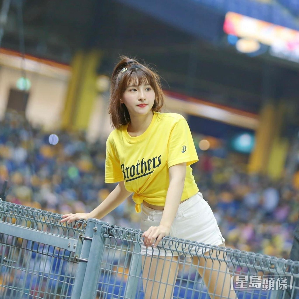 柯震東最近與啦啦隊女神峮峮傳緋聞。