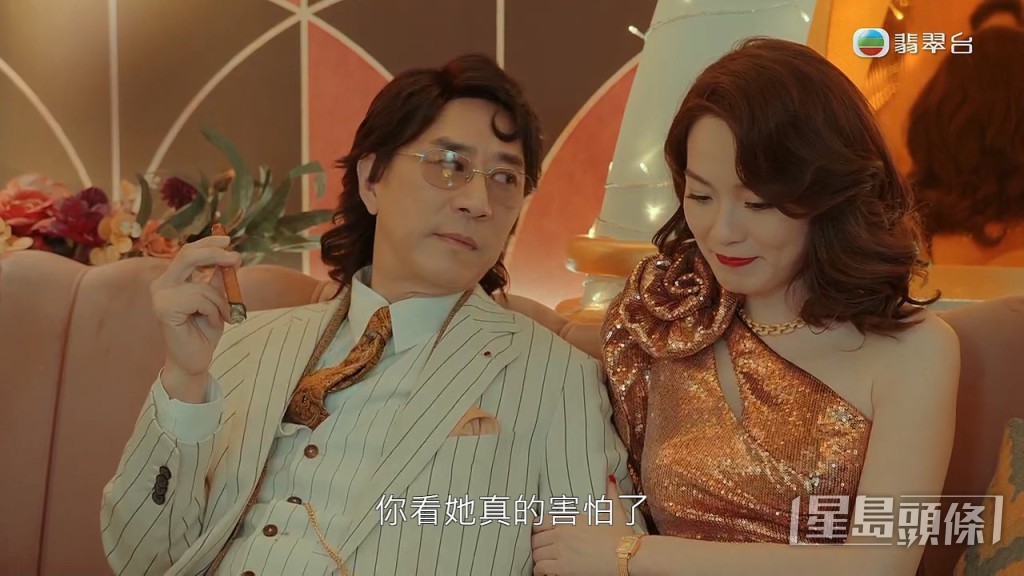 劇情最初講到陳法蓉飾演的萬國城夜總會媽媽生「沙律媽」與蔡潔飾演的皇牌小姐「Monica」正在房間陪富貴律師客人。