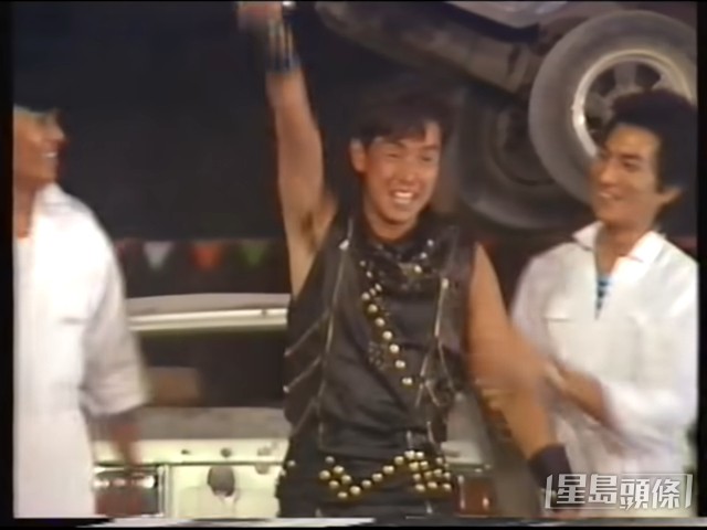【1984年】譚詠麟雙臂力敵四匹電單車!最後維持逾30秒,內地網民之前翻炒片段,更指如果表演失敗,會成為現代版五馬分屍。