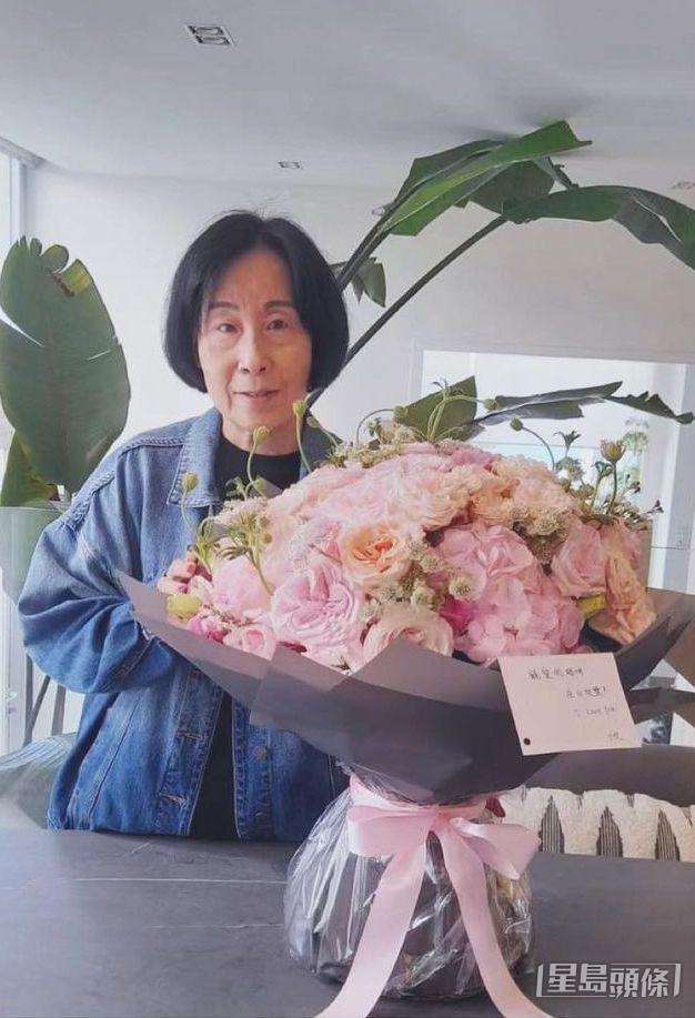 鄧麗欣打算送花畀媽媽賀母親節。