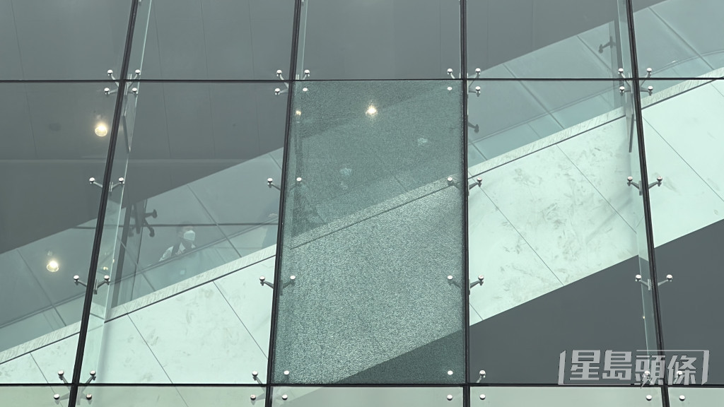 事件中法院大樓一塊玻璃碎裂。